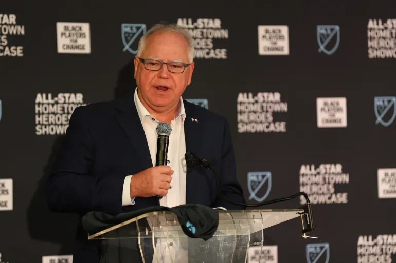 حاكم ولاية مينيسوتا تيم والز (رويترز)