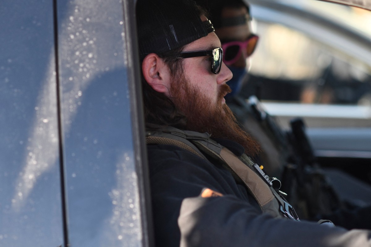 عناصر من إدارة الهجرة يجلسون في سيارتهم خلال عملية نفذتها الإدارة ودوريات الحدود في سانت بول، مينيسوتا، في 27 كانون الثاني/يناير 2026 (أ ف ب)