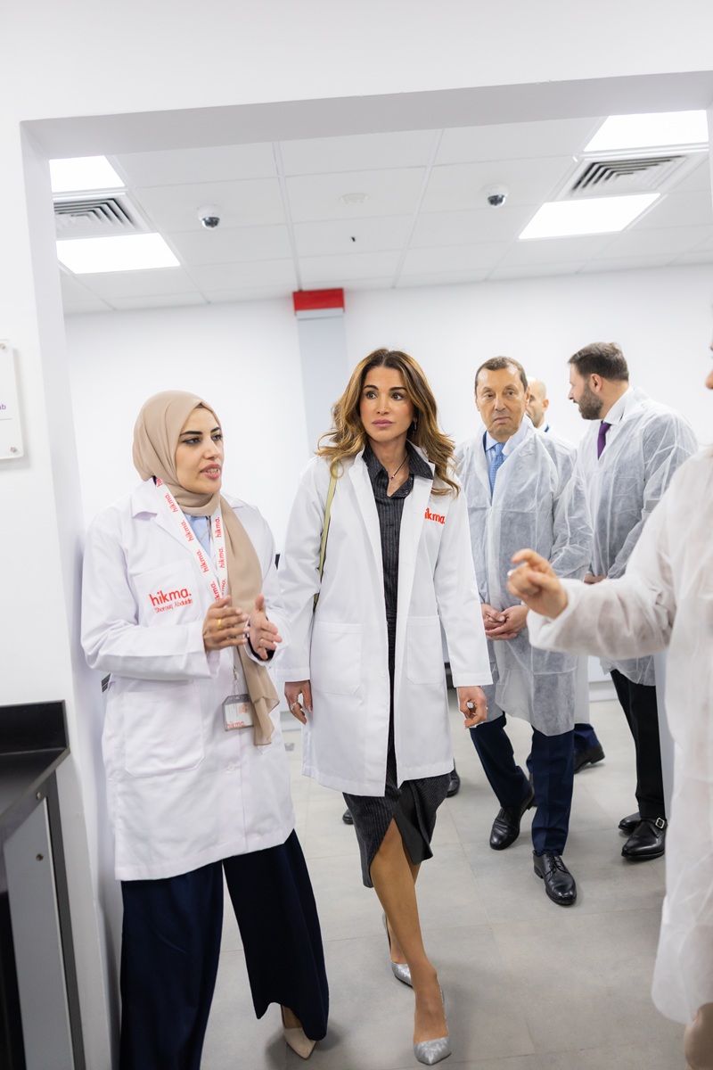 الملكة رانيا خلال زيارتها لمصنع شركة أدوية الحكمة في مدينة السلط (المكتب الاعلامي لجلالة الملكة رانيا)