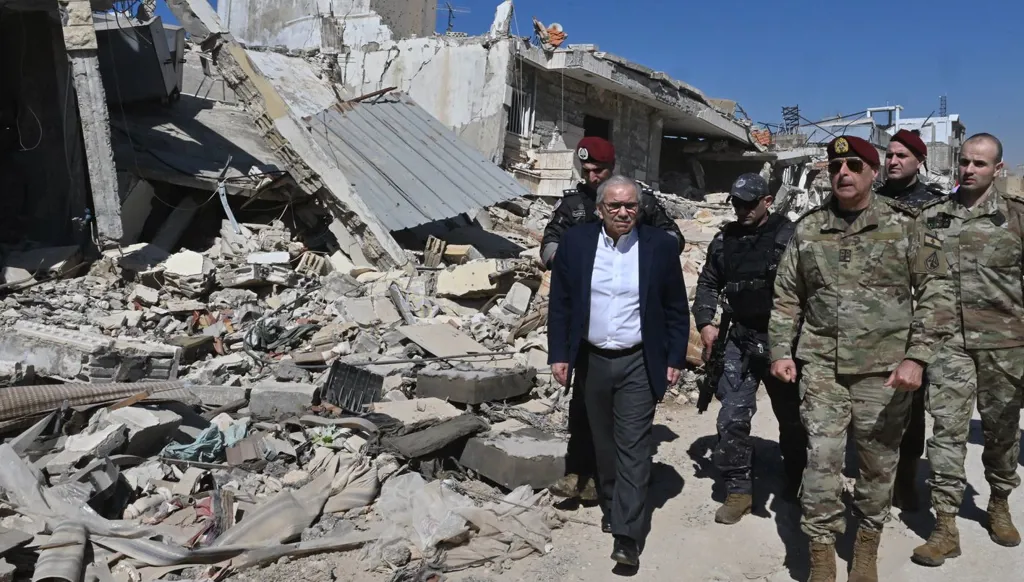 في إطار متابعة أوضاع الجيش اللبناني... سلام يجول في الخيام (صور)