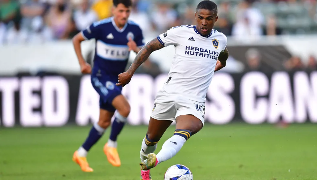 مشكلات قانونية تمنع دوغلاس كوستا من العودة إلى سيدني