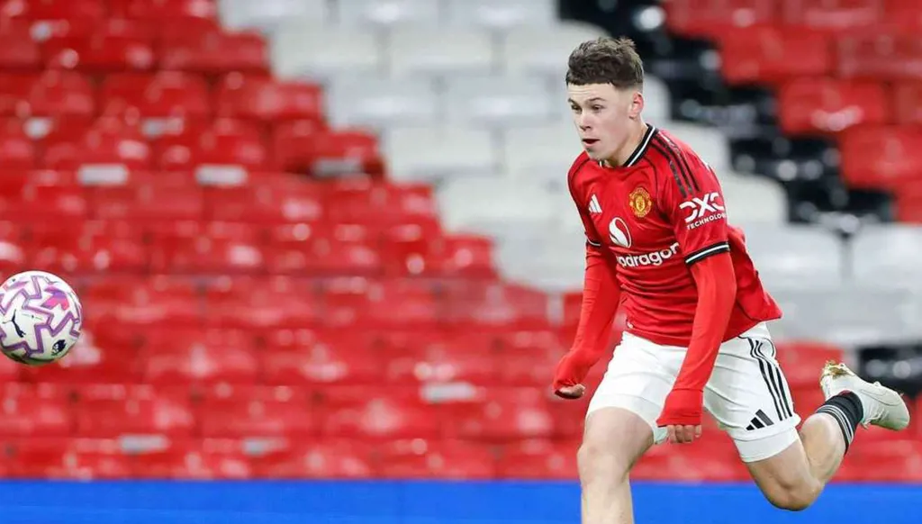 كاي يسير على خطى والده واين روني... "سوبر هاتريك" بقميص مانشستر يونايتد