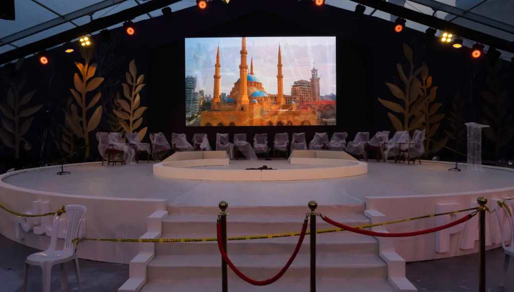 هدايا رمزية بانتظار الضيوف في خيمة البابا في ساحة الشهداء... ماذا تضمنت؟