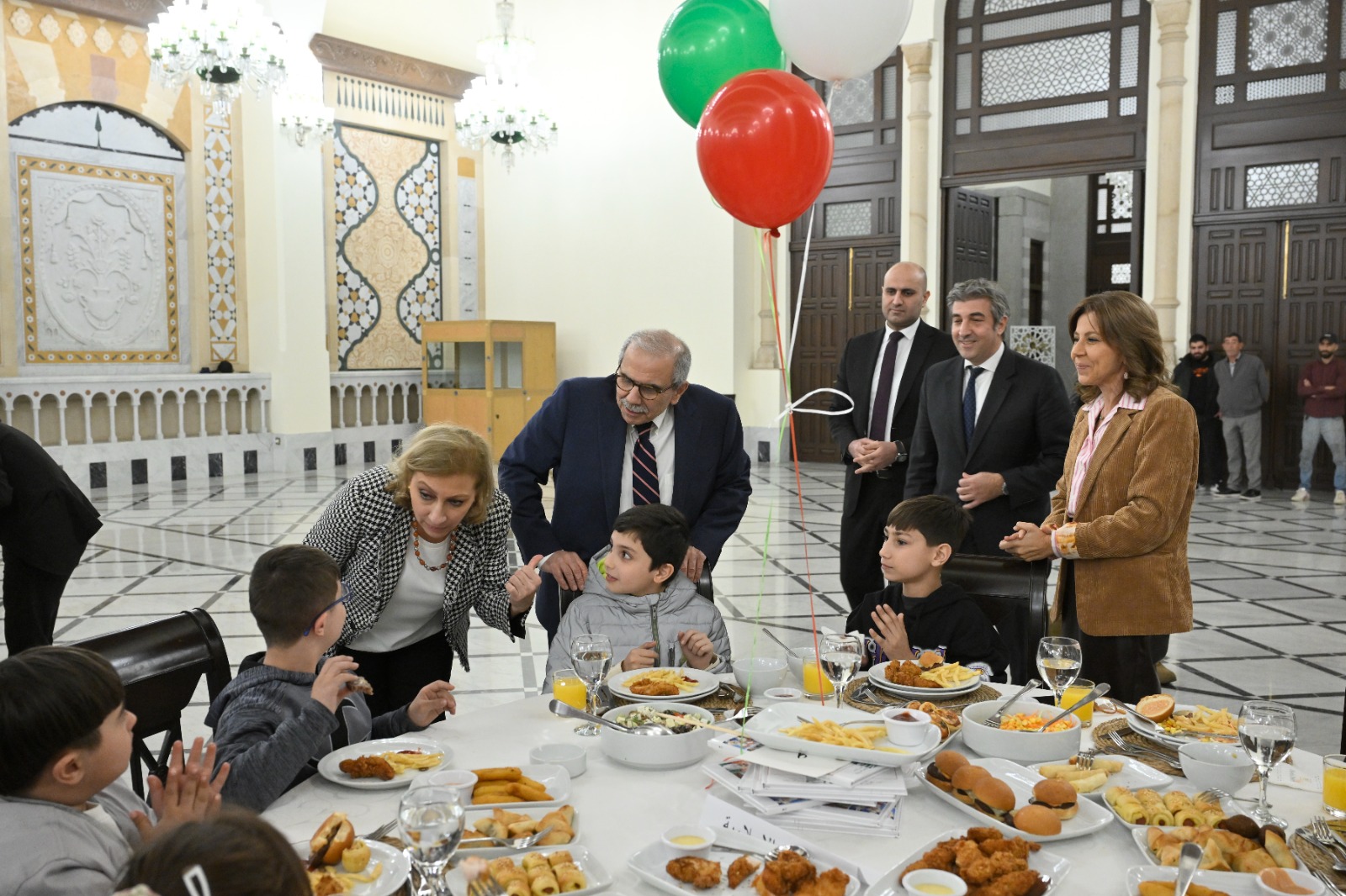 سلام وعقيلته في حوار مع الاطفال