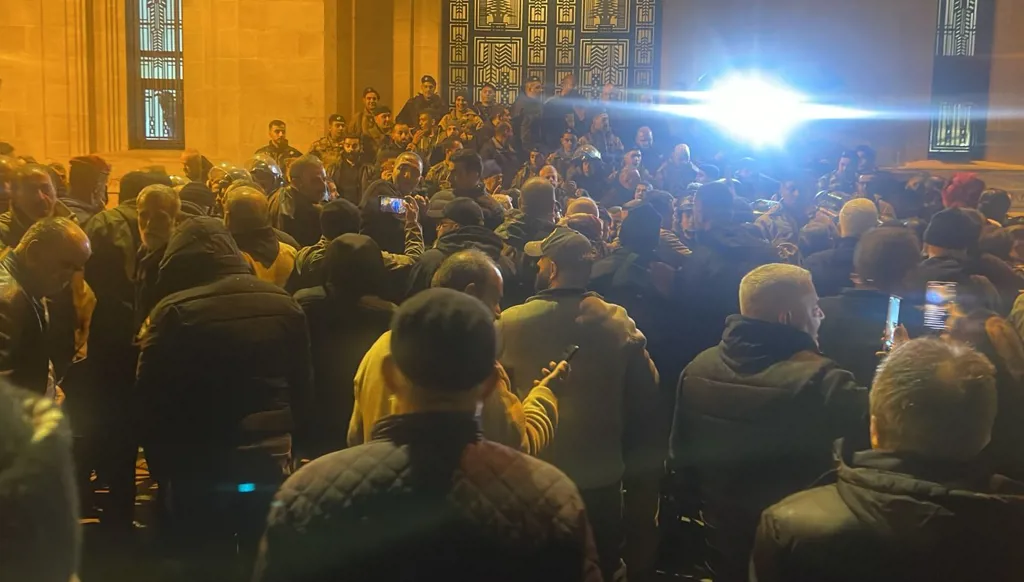 بالفيديو- توتّر داخل البرلمان اللبناني وخارجه مع تصاعد الخلاف على رواتب العسكريين في موازنة 2026