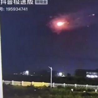 لحظة الانفجار في سماء مقاطعة شاندونغ الصينية. (اكس)