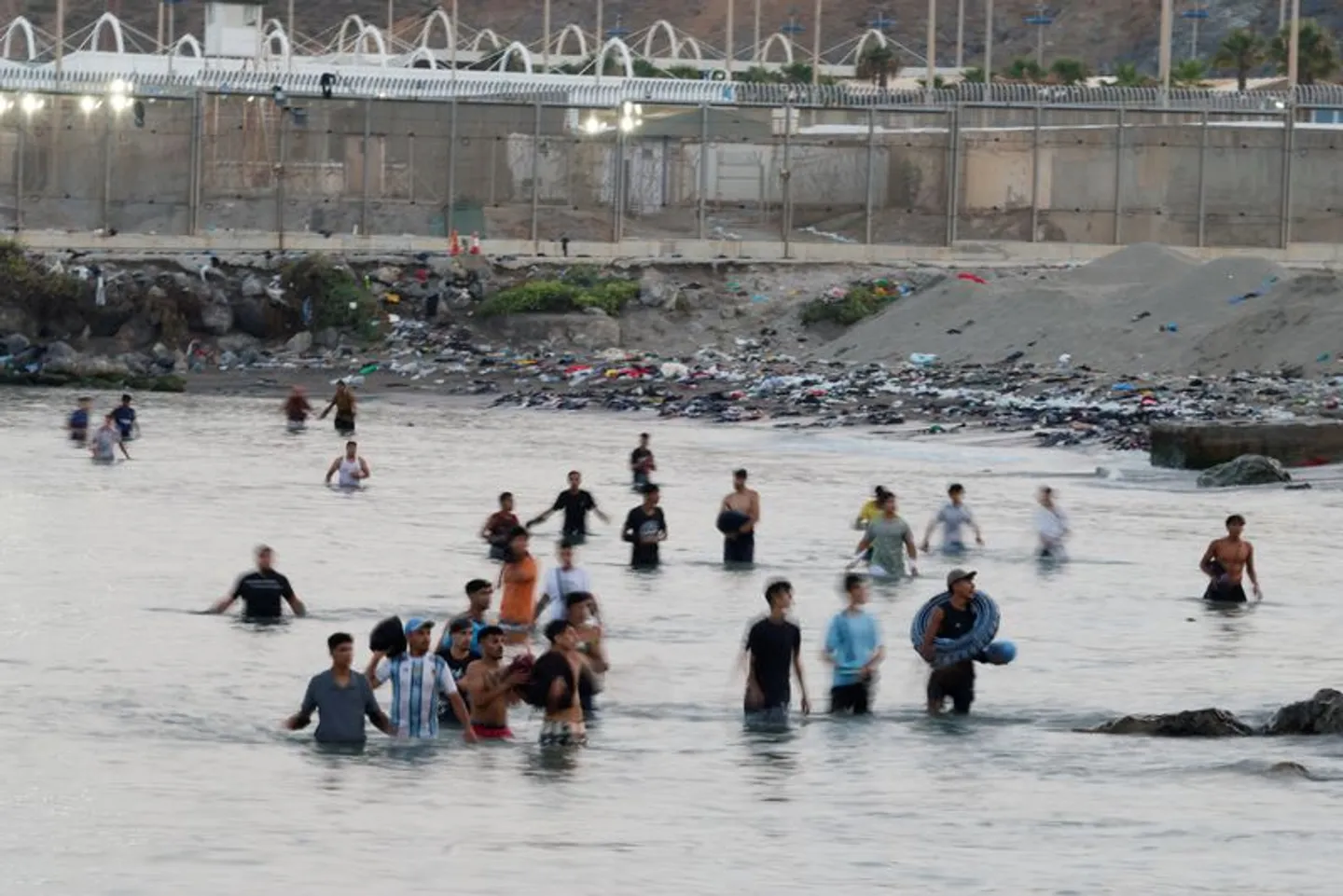 عدد من المهاجرين إلى سبتة (أرشيفية)