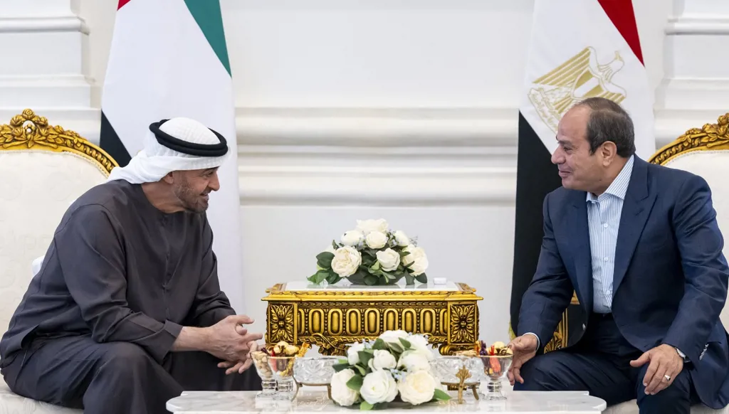 محمد بن زايد يصل إلى العلمين... ويبحث مع السيسي تعزيز التعاون بين الإمارات ومصر (صور)