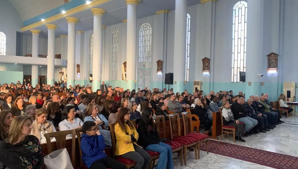 كنائس رعيّة إهدن – زغرتا تحتفل برتبة تبريك الزيت: علامة للشفاء والنور والقوّة
