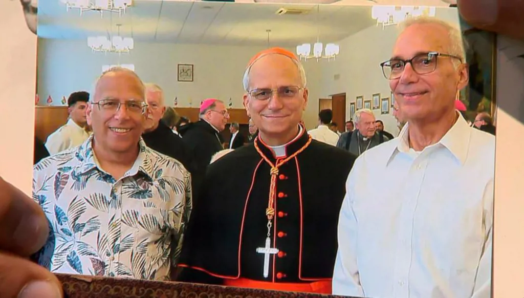 شقيقا البابا لاوون يستعيدان طفولته… "كان يلعب دور الكاهن ويجعل طاولة الكي مذبحاً"