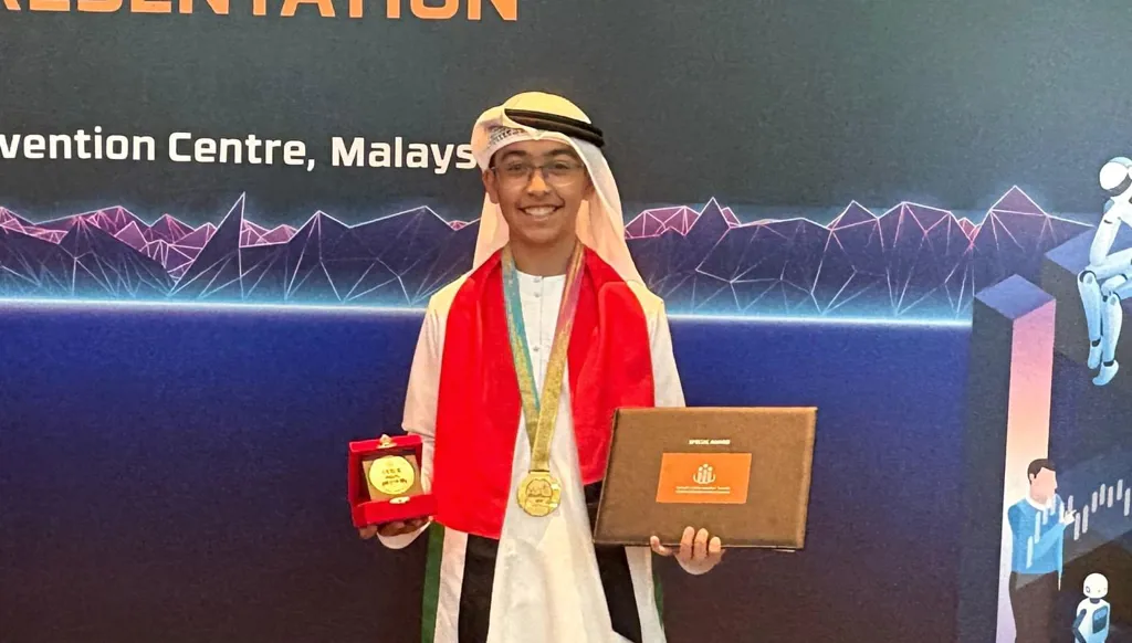 طالب إماراتي يحصد ميدالية ذهبية عن ابتكاره في أمن المطارات