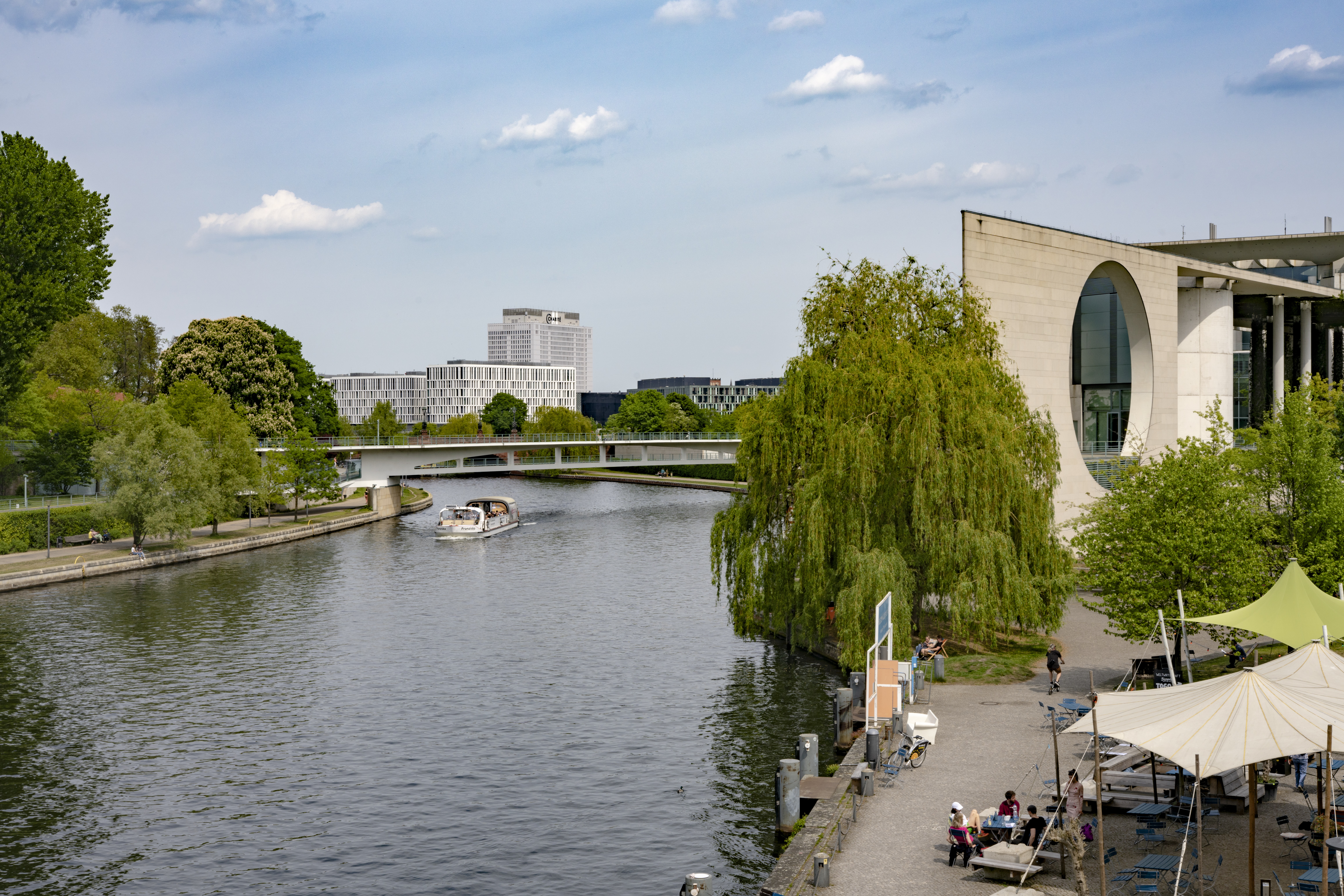 تبرز في أفق المدينة مستشفى شاريتيه أحد أشهر المراكز الطبية في أوروبا 