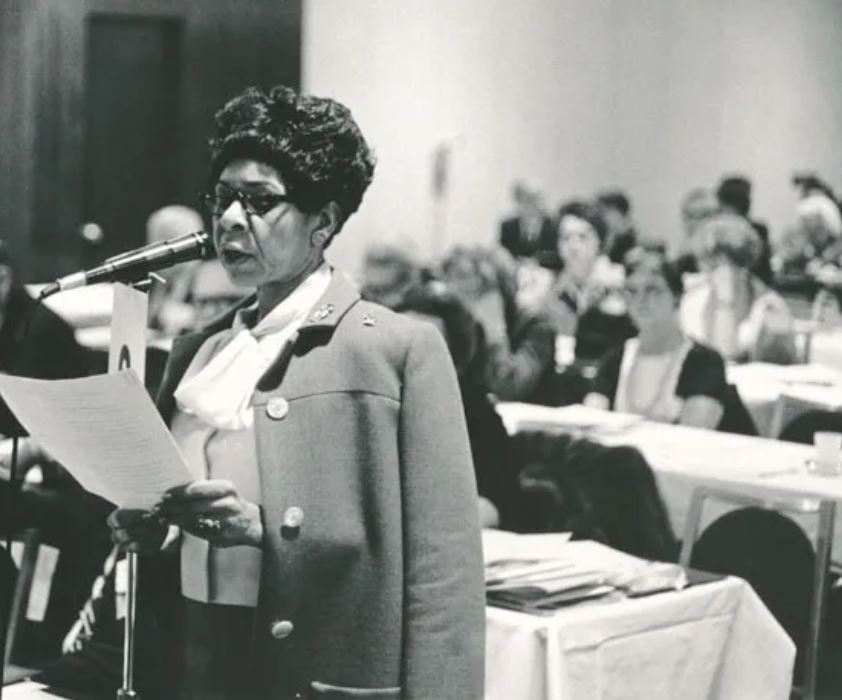 إيفي موريس.