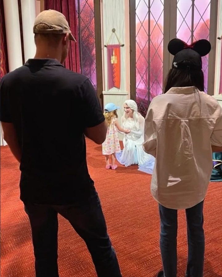 الاميرة ليليبيت في ديزني لاند مع والديها (إنستغرام)