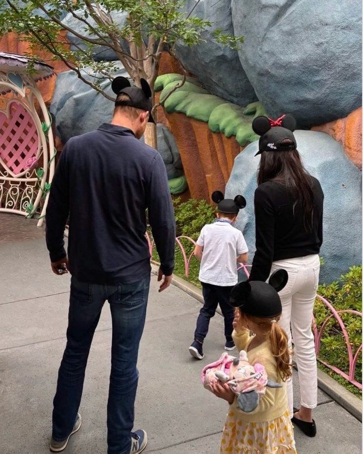 الأميرة ليليبيت تحتفل بعيد ميلادها الرابع في ديزني لاند مع عائلتها (إنستغرام)