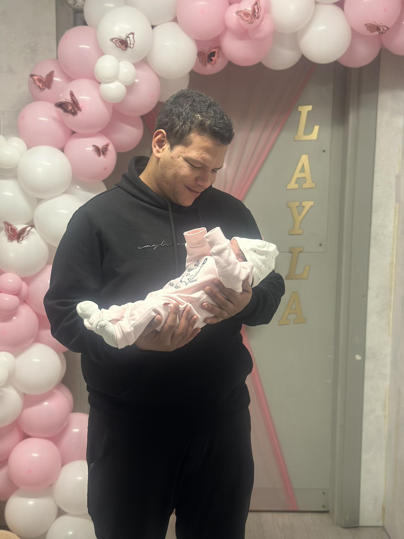 أحمد عبد الحميد حاملاً طفلته (فايسبوك)