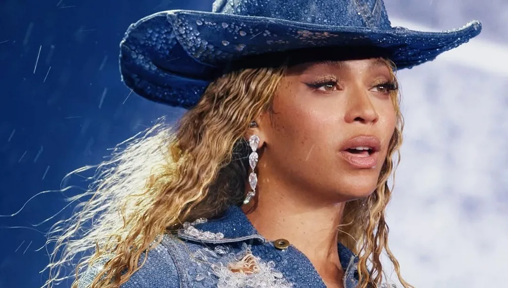 فستان بيونسيه الدنيم من "رالف لورين" ورقصة المطر على المسرح (صور)