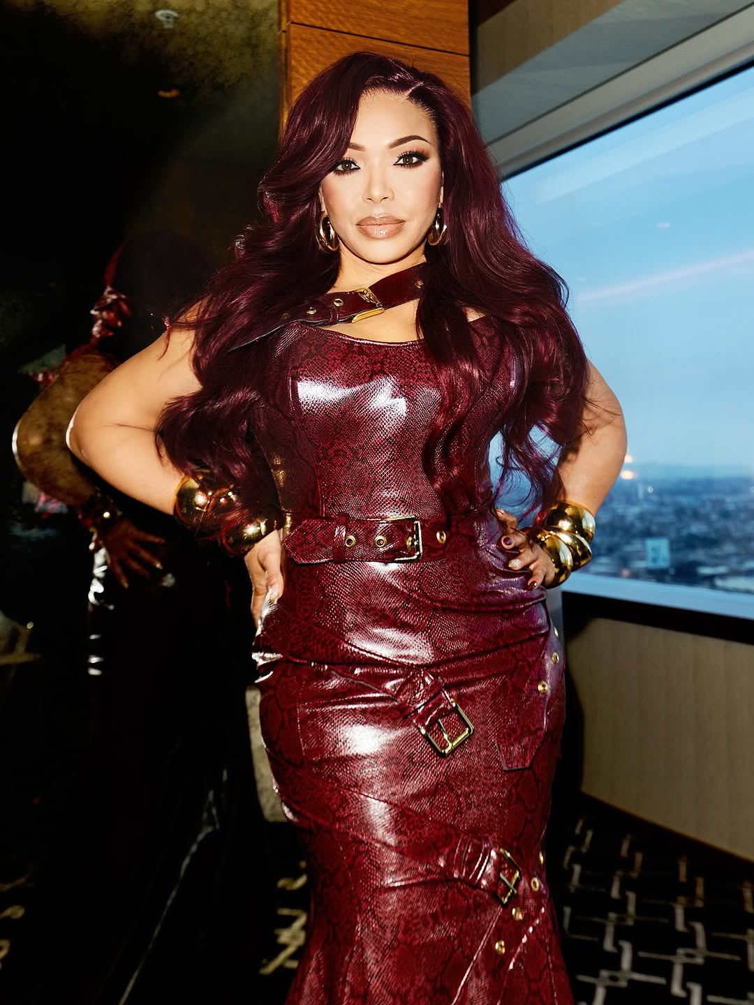 تيشا بجلد الثعبان