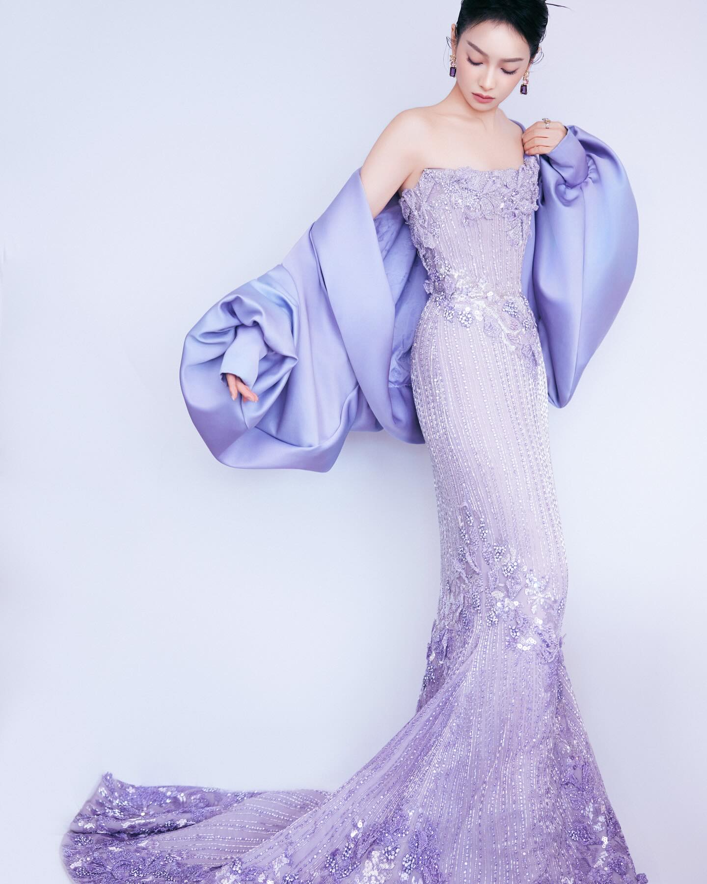 فيكتوريا بتصميم مذهل من إيلي صعب