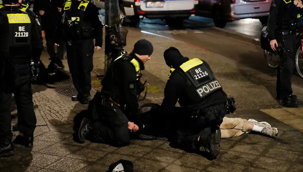 توقيف مشتبه به بعد إصابة رجل بجروح خطرة في هجوم عند نصب المحرقة