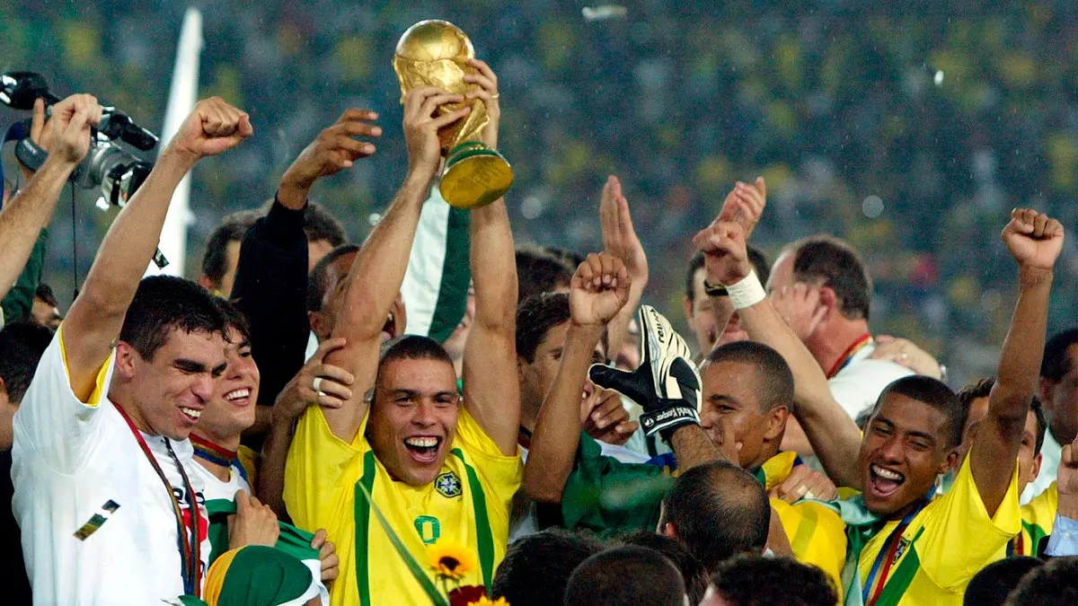 البرازيل مع كأس العالم 2002.