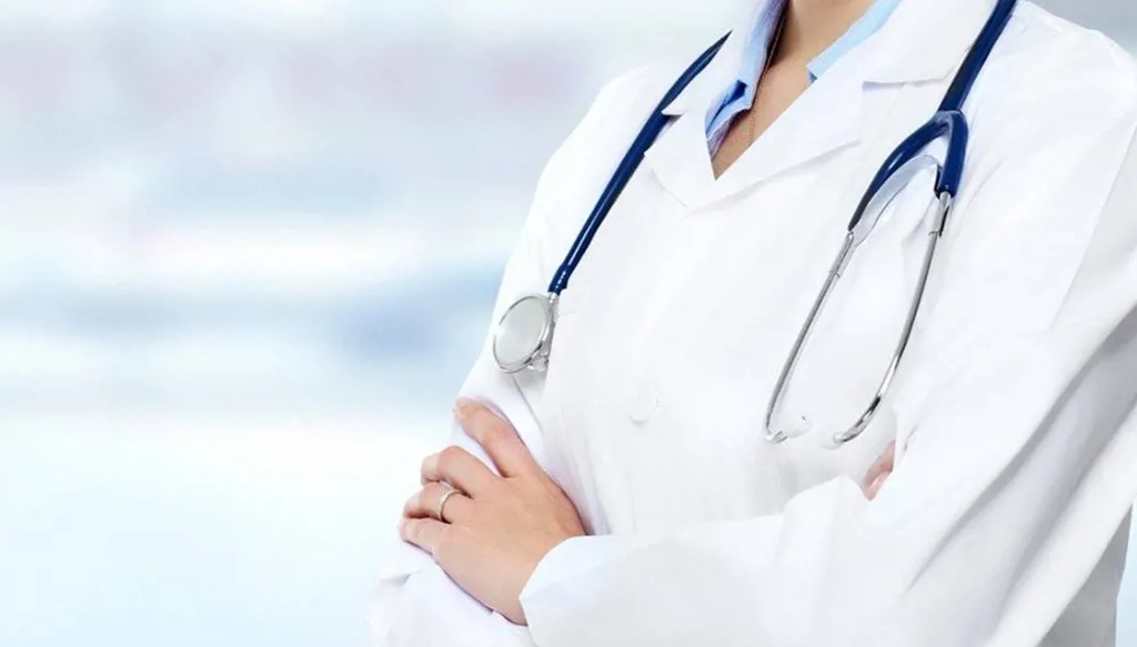 طبيبة مصرية سابقة تحال للمحاكمة بعد نشرها مزاعم عن تعرض نساء لانتهاكات في مستشفى جامعي