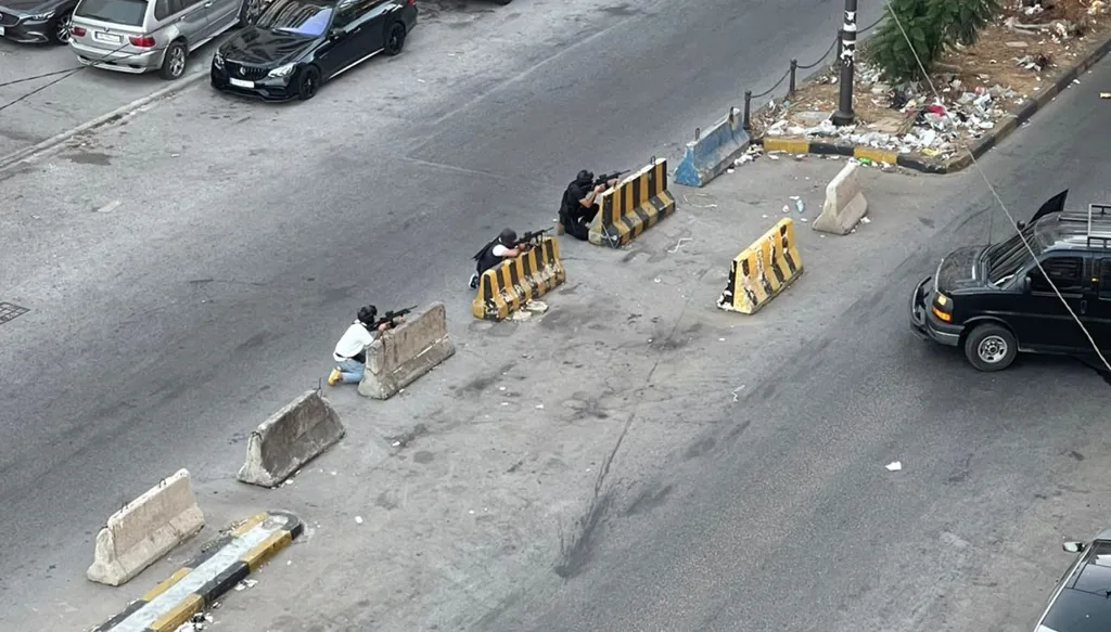 بالفيديو- اشتباك مسلح في طرابلس... استشهاد عنصر من القوة الأمنية المداهمة وجرح اثنين