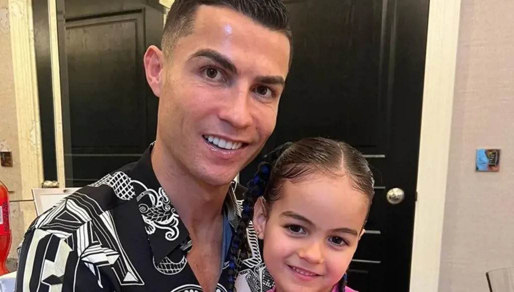 ابنة كريستيانو رونالدو تظهر موهبتها الغنائية المبكرة وتدهش الجميع (فيديو)