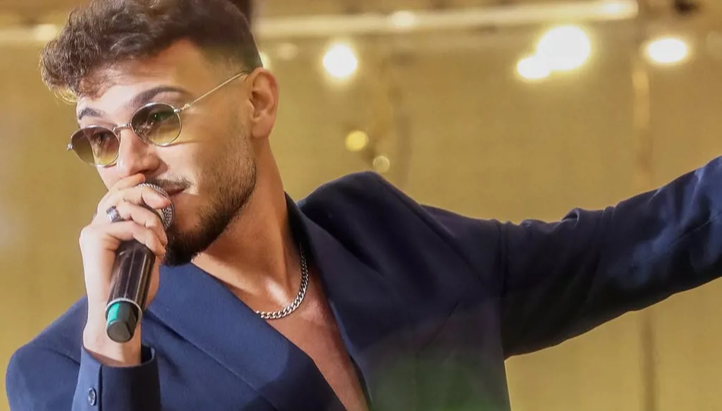 لحظة عفوية بين الشامي وطفلة على المسرح في بيروت (فيديو)