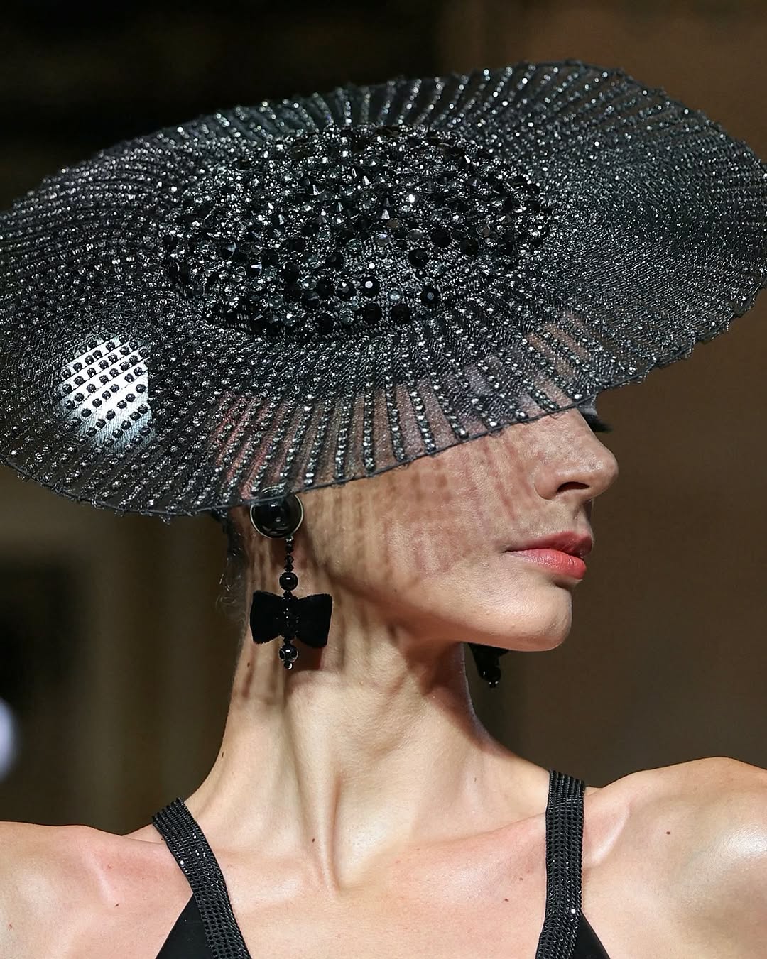 تصاميم أرماني الخالدة في اسبوع الموضة للأزياء الراقية 2026 في باريس (إنستغرام)