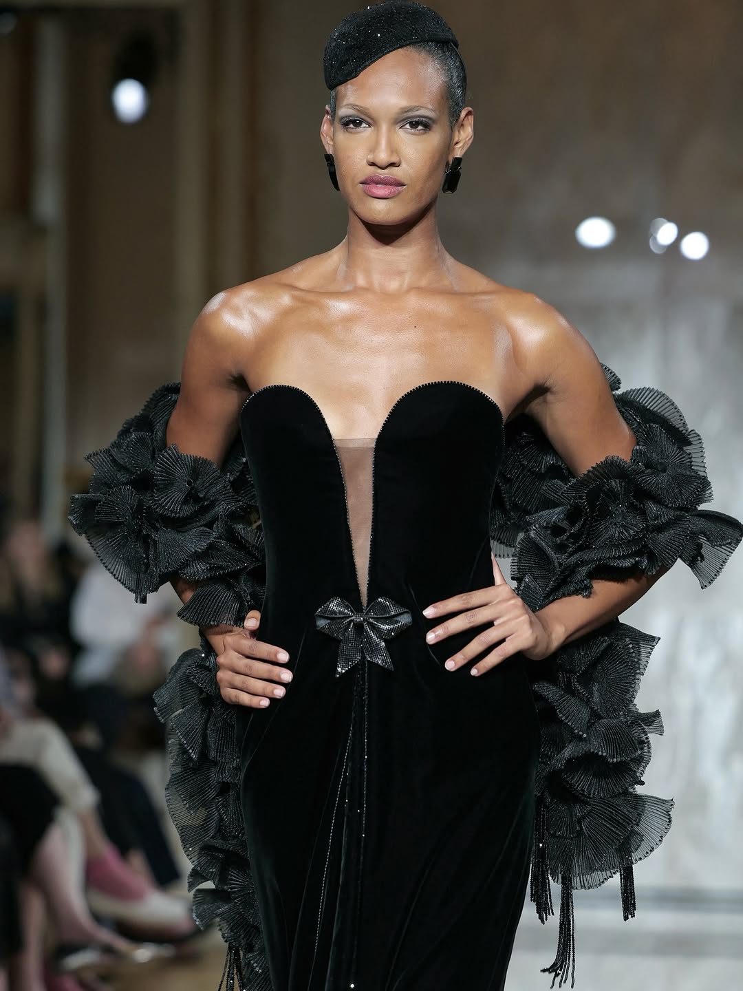 تصاميم أرماني الخالدة في اسبوع الموضة للأزياء الراقية 2026 في باريس (إنستغرام)