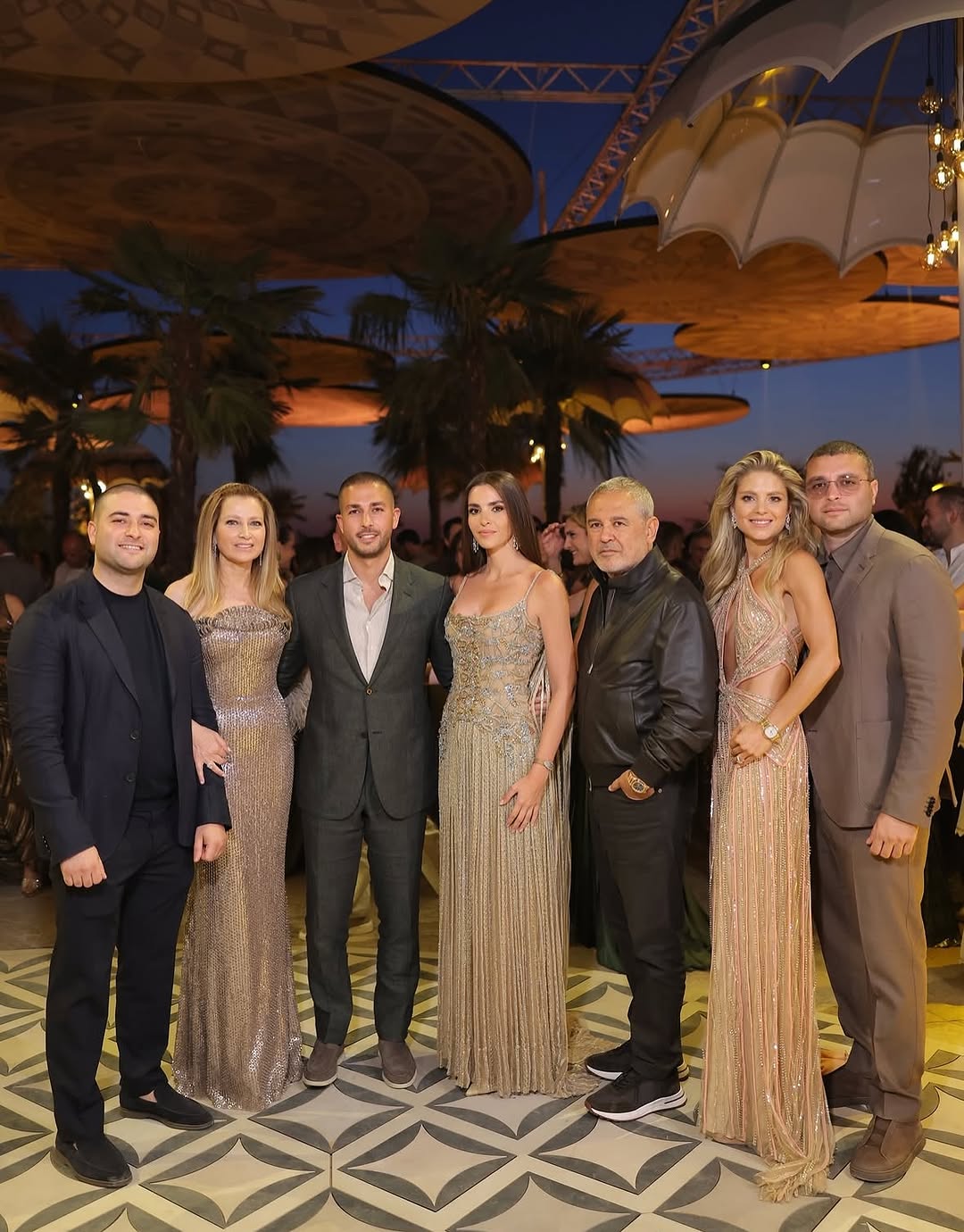 ايلي صعب وعائلته بألوان محايدة راقية في سهرة ما قبل زفاف سيليو زين قطامي (إنستغرام)