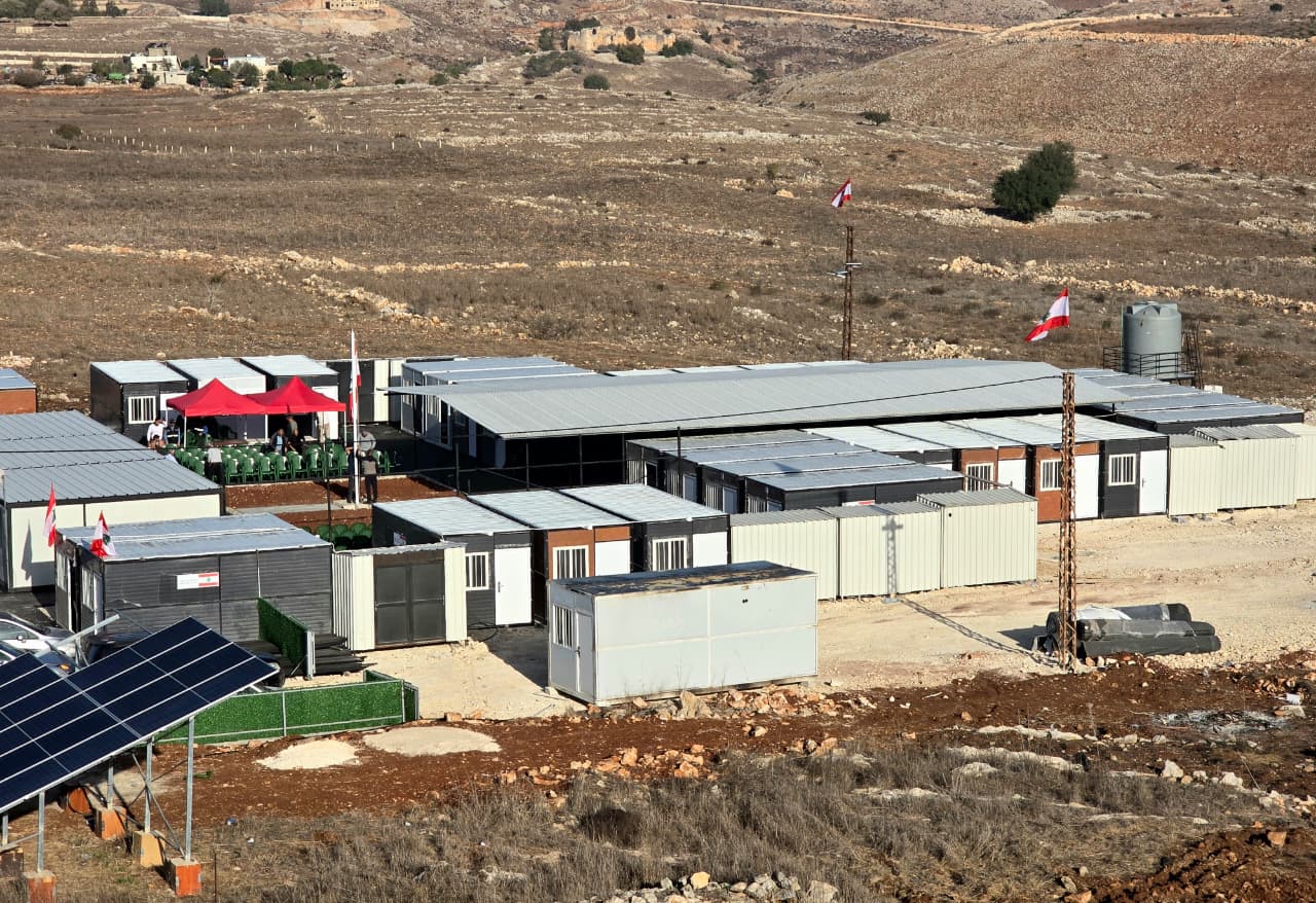 المجمع المدرسي الموقت في الغرف الجاهزة، الذي افتُتح فيه العام الدراسي الجديد في ميس الجبل. (أحمد منتش)