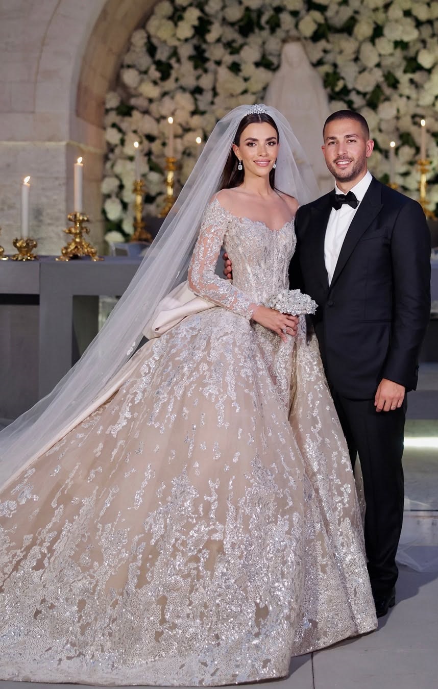 زين قطامي الى جاني زوجها سيليو صعب تحمل باقة منسوجة بيطان الفستان نفسه من توقيع ايلي صعب (إنستغرام)