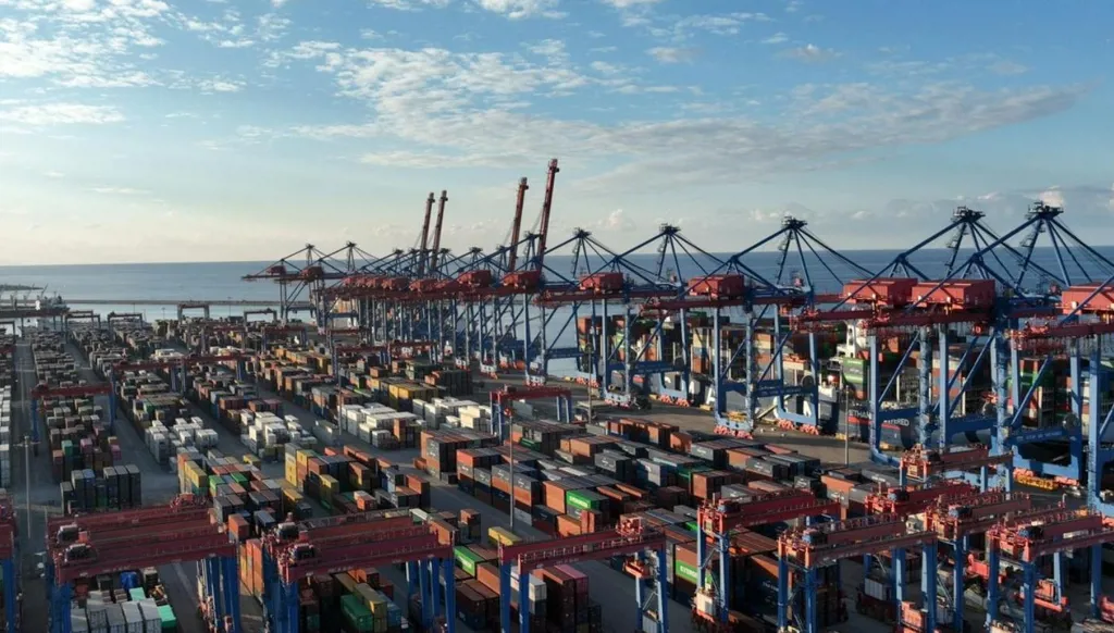 مرفأ بيروت في مواجهة التوترات الإقليمية... حركة الاستيراد طبيعية والصادرات تدفع الثمن!