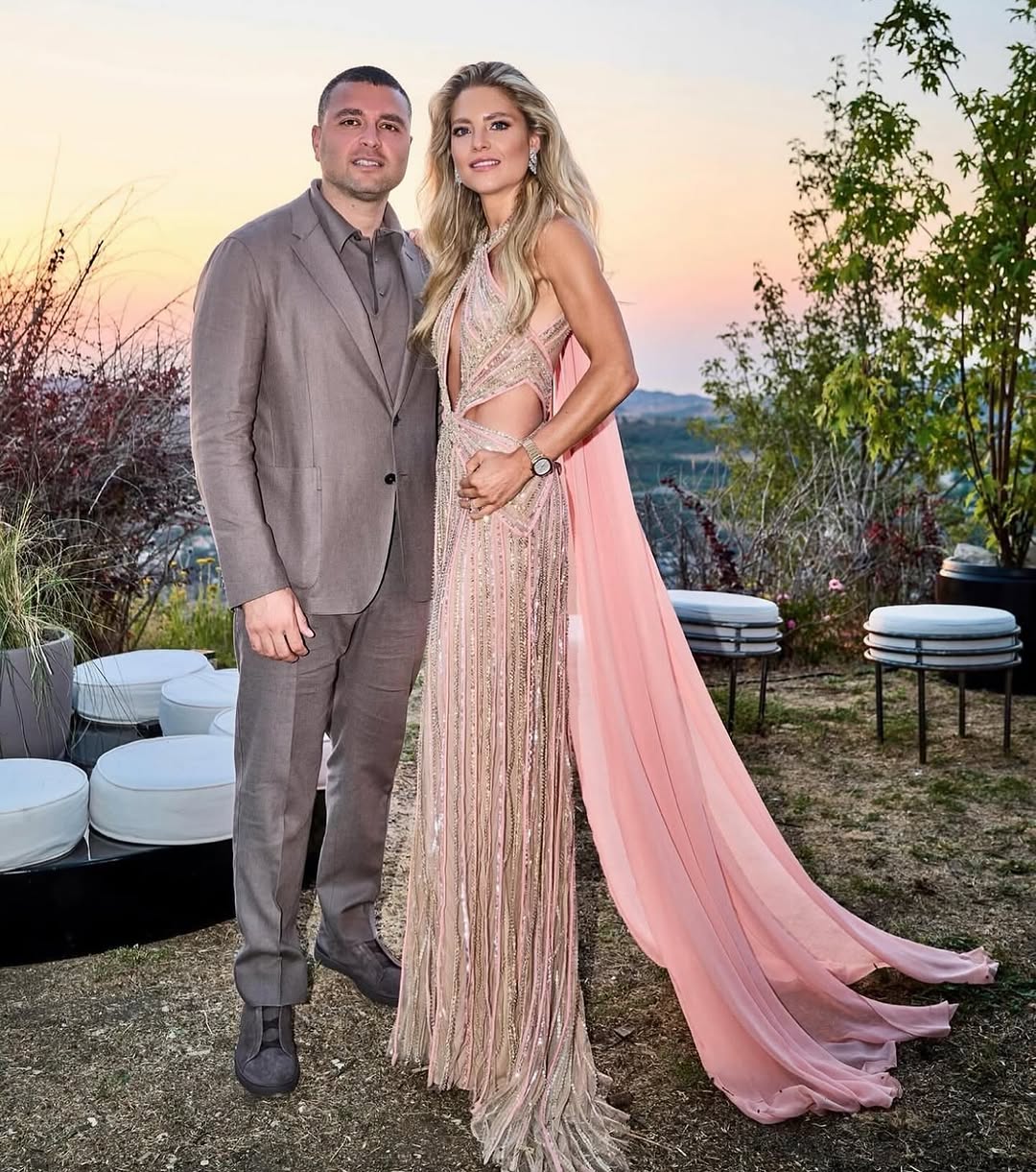 ايلي صعب جونيور ببدلة غريج انيقة مع زوجته كريستينا صعب بفستان من توقيع ايلي صعب (إنستغرام)