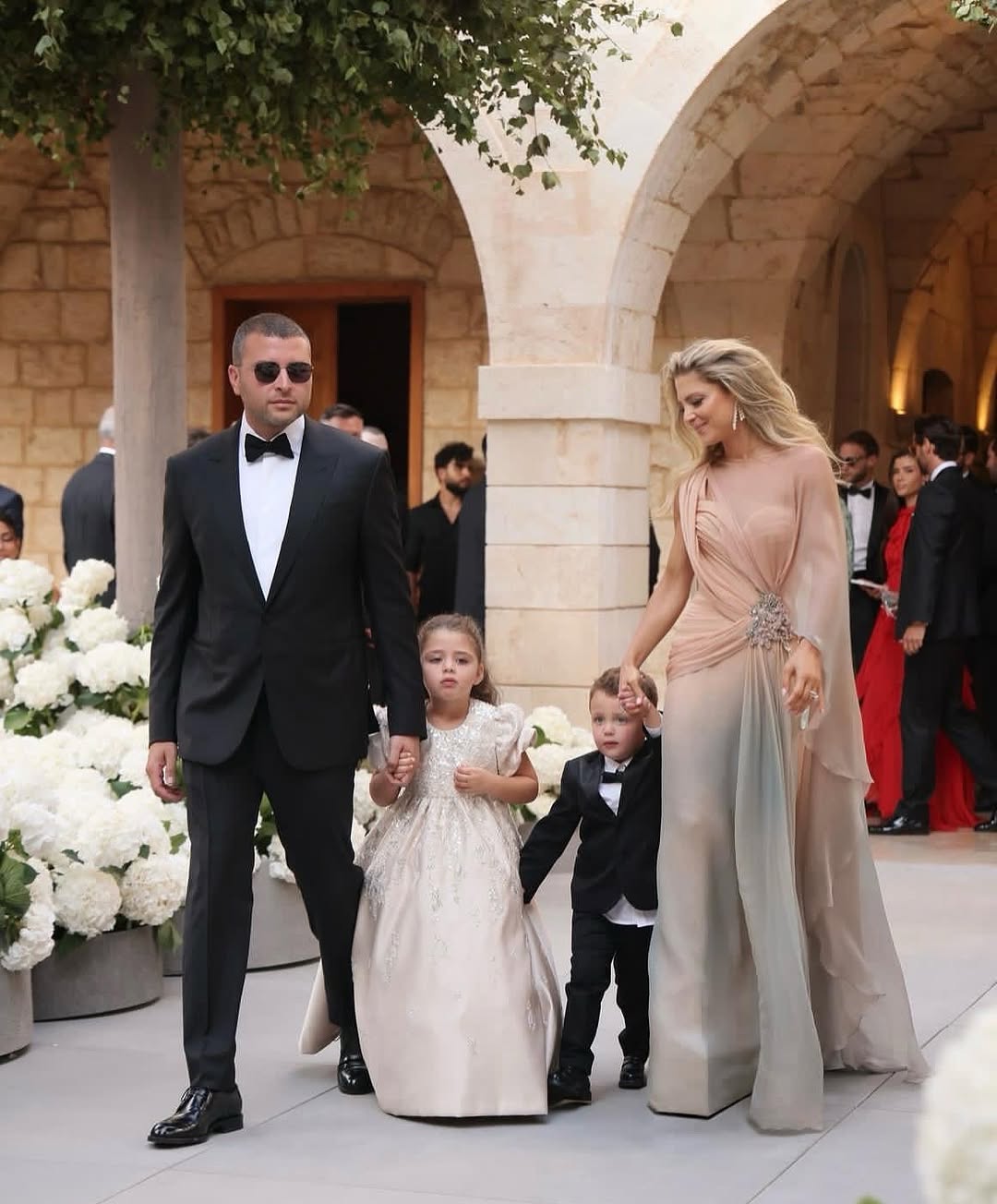 ايلي جونيور صعب وزوجته كريستينا وولديهما في زفاف سيليو زين قطامي (إنستغرام)