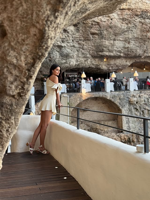 ماهلاغا بأناقتها الأنثويّة (إنستغرام)