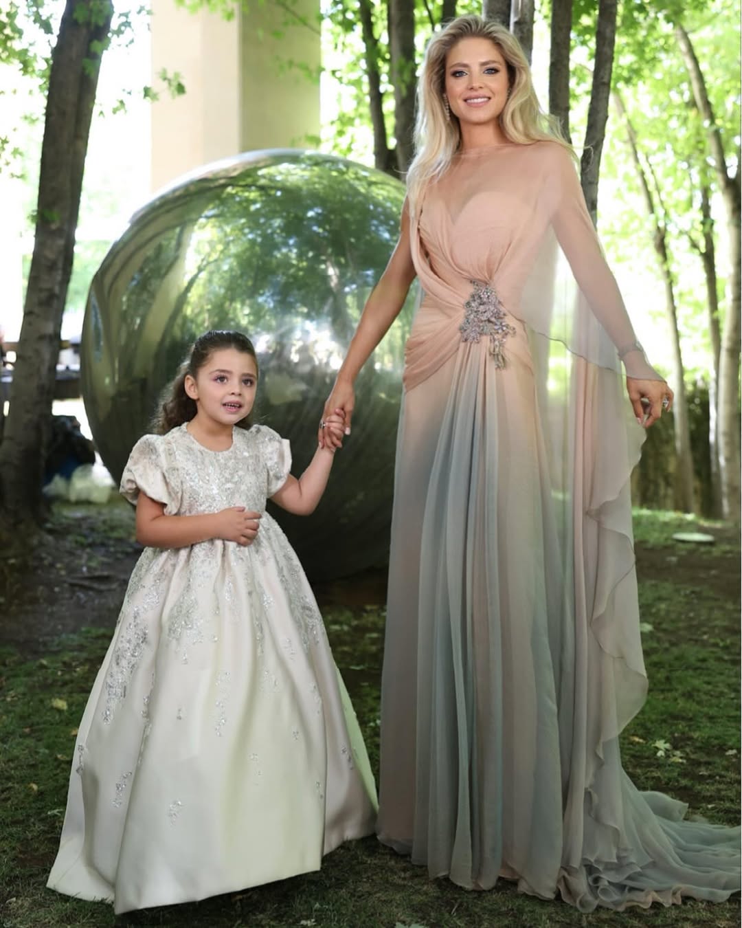 كريستينا صعب مع ابنتها صوفيا في زفاف سيليو وزين قطامي (إنستغرام)