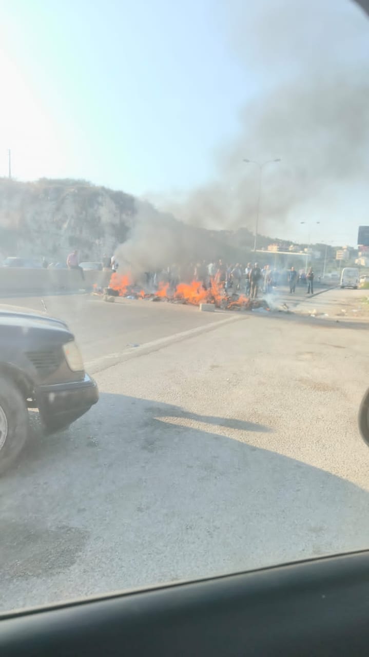 العسكريون المتقاعدون يقطعون الطريق في محلة البربارة جبيل.