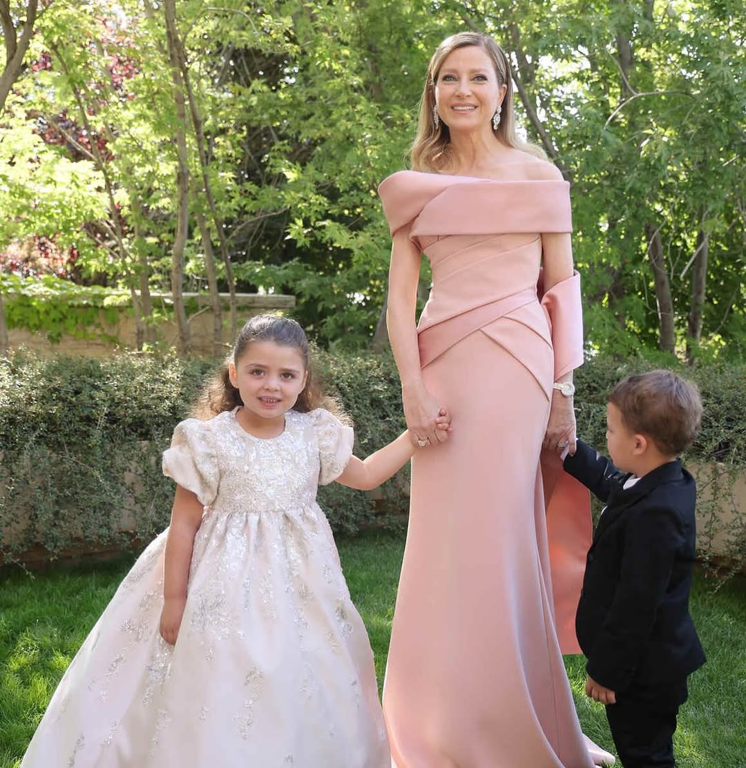 كلودين صعب مع حفيدتها صوفيا ايلي جونيور في زفاف سيليو وزين (إنستغرام)