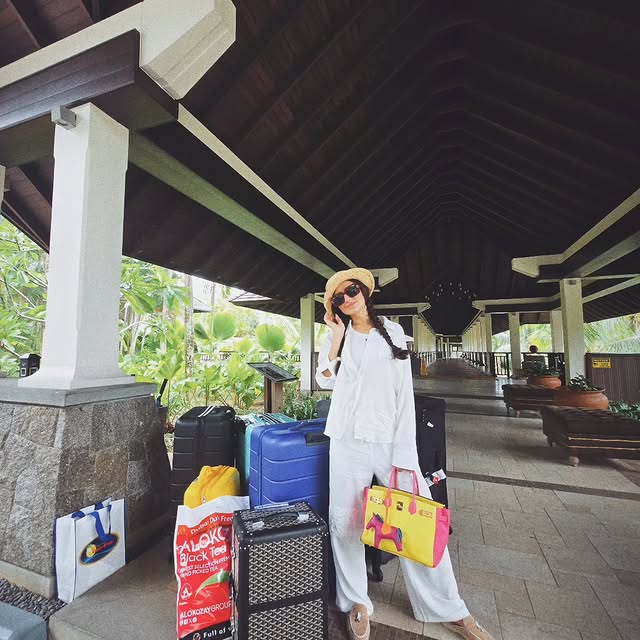 مي عمر بإطلالة من Loewe (إنستغرام)