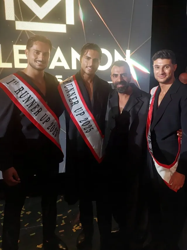 جان بو ضومط مع الفائزين في حفل انتخاب ملك جمال لبنان وهم يرتدون تصاميمه (إنستغرام)