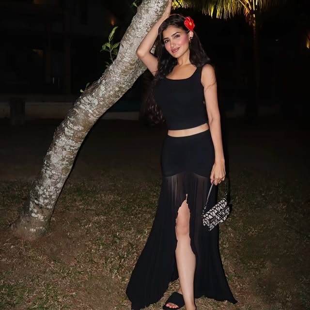 مي عمر بالأسود من Majorelle وشب شب من Chanel (إنستغرام)