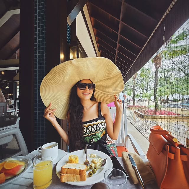 أناقة السفر الملهمة بأسلوب مي عمر (إنستغرام)