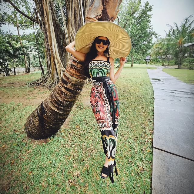 مي عمر بإطلالة بوهيميّة من Farm Rio ونظّارات من Fendi (إنستغرام)