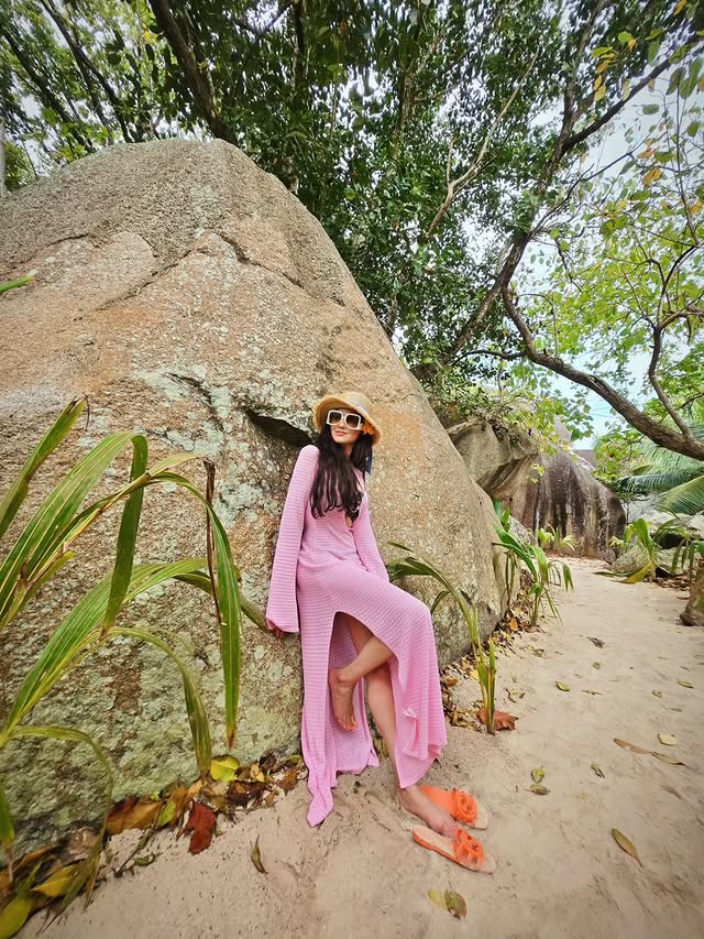 مي عمر بفستان وردي من Monday Swimwear وشب شب من Gucci (إنستغرام)