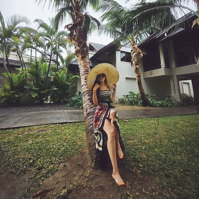 مي عمر بإطلالة بوهيميّة من Farm Rio ونظّارات من Fendi (إنستغرام)