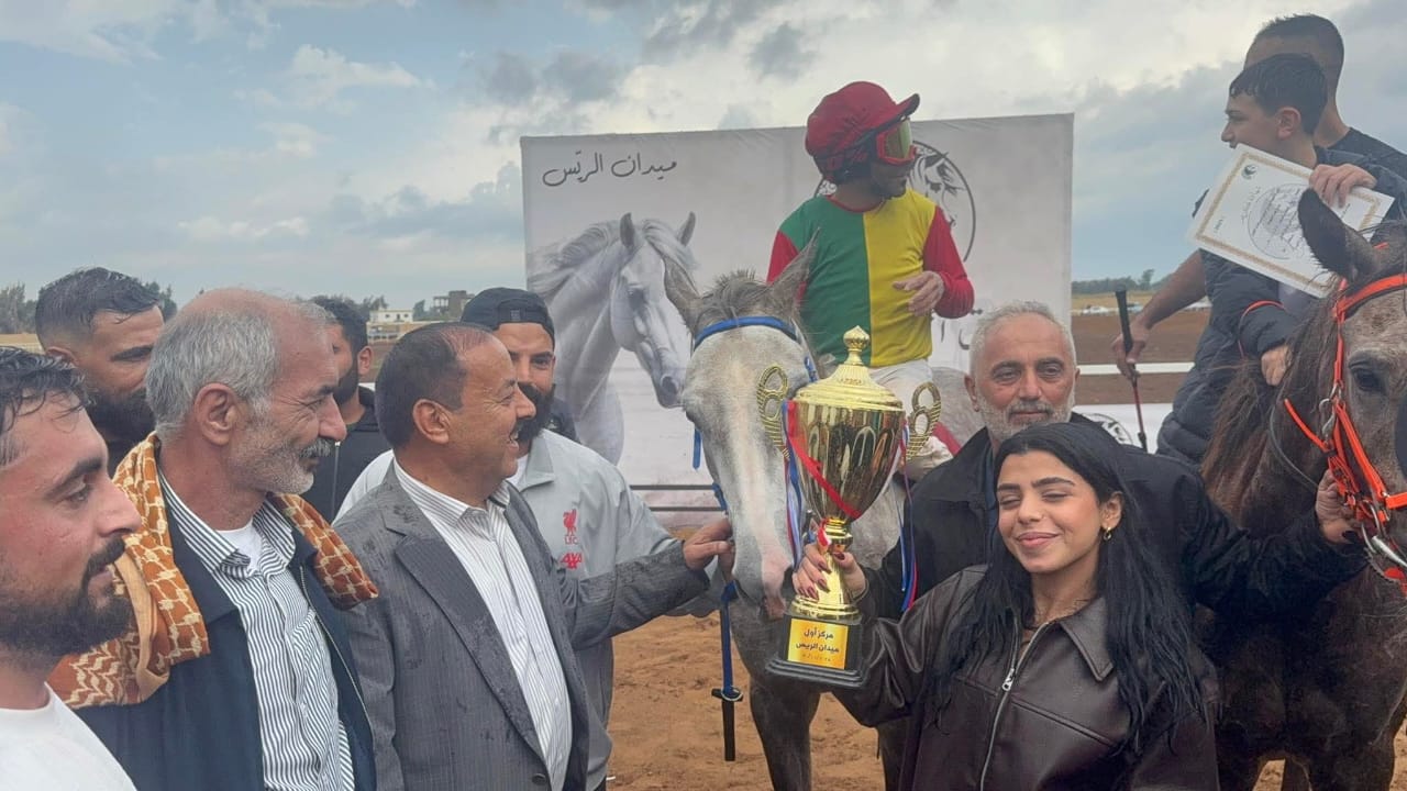 فارسة ترفع كأس النصر. (ميشال حلاق)