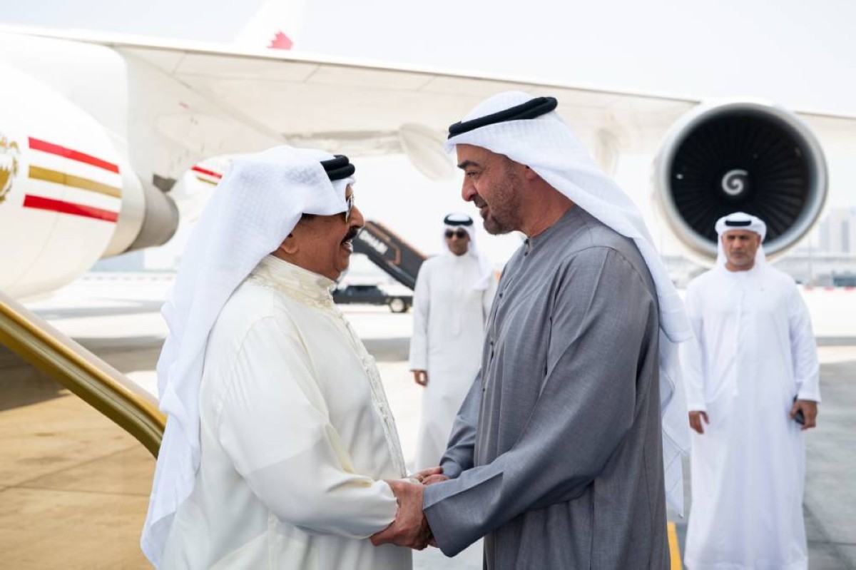 (وام) رئيس دولة الإمارات يستقبل ملك البحرين في المطار.